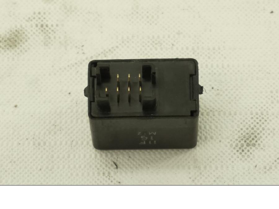 Baksidan på Blinkersrelä från en Suzuki DL 1000 -2005 motorcykel.