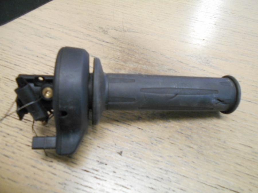 Framsidan på Gasreglage från en BMW S 1000 RR -2015 motorcykel.