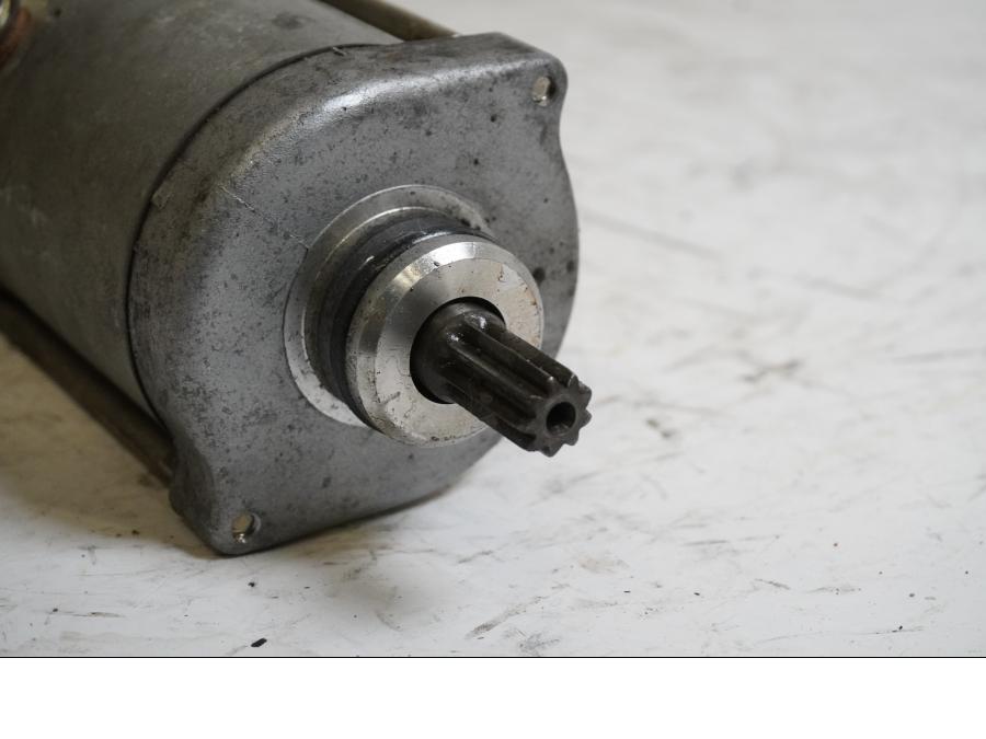 Baksidan på Startmotor från en Honda CBR 900 RR -1993 motorcykel.