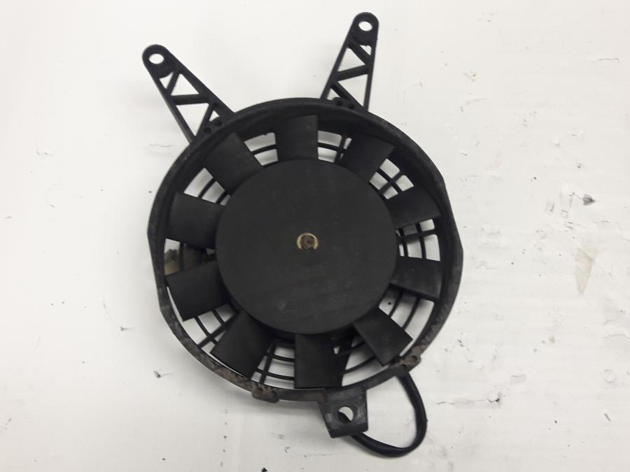 Baksidan på Vattenkylfläkt från en Triumph Tiger -1999 motorcykel.