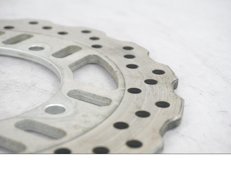 Vänster sida på Bromsskiva från en Kawasaki Versys 1000 -2012 motorcykel.