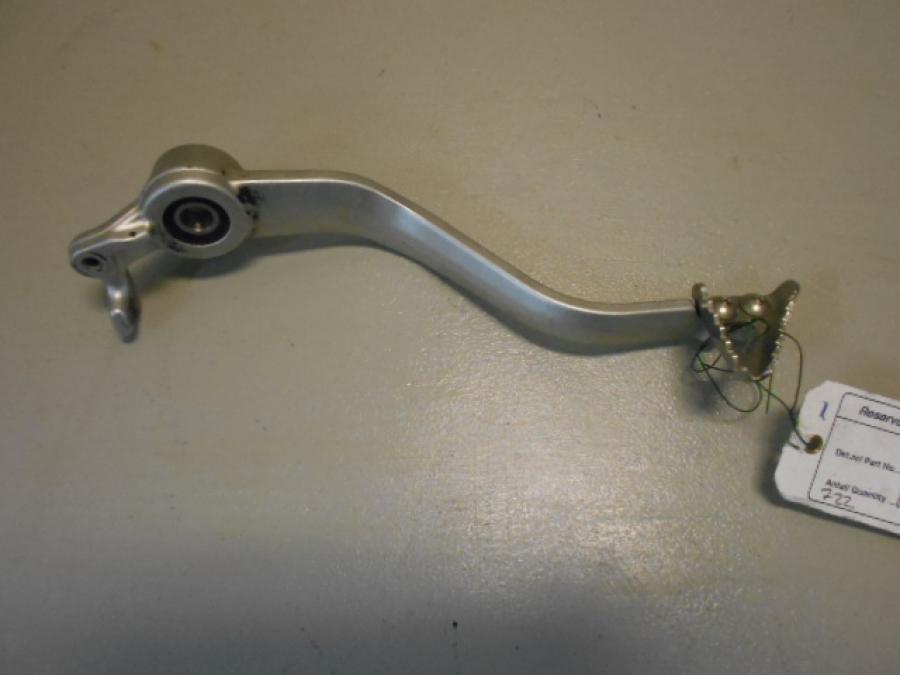 Framsidan på Bromspedal från en KTM 690 Duke -2008 motorcykel.