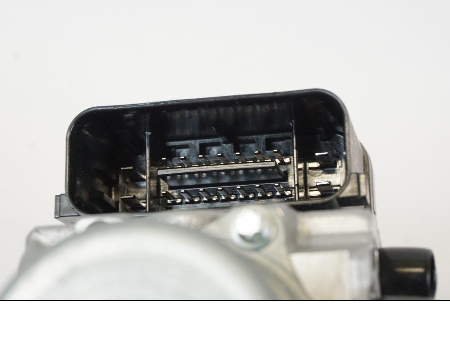 Vänster sida på ABS Modulator från en Triumph Trident -2021 motorcykel.