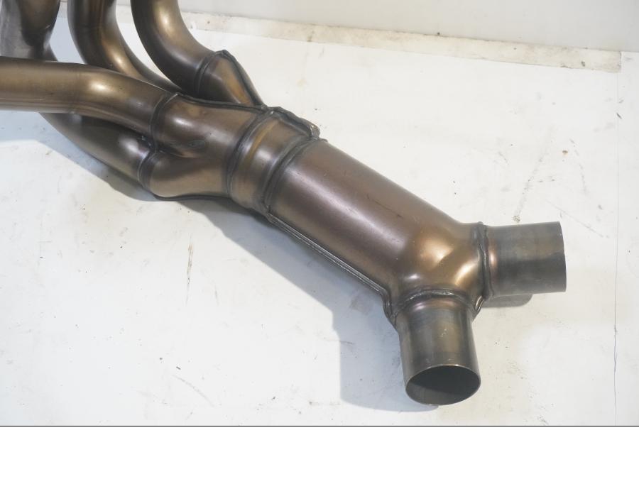 Höger sida på Grenrör från en Kawasaki ZZ-R 1400 -2017 motorcykel.