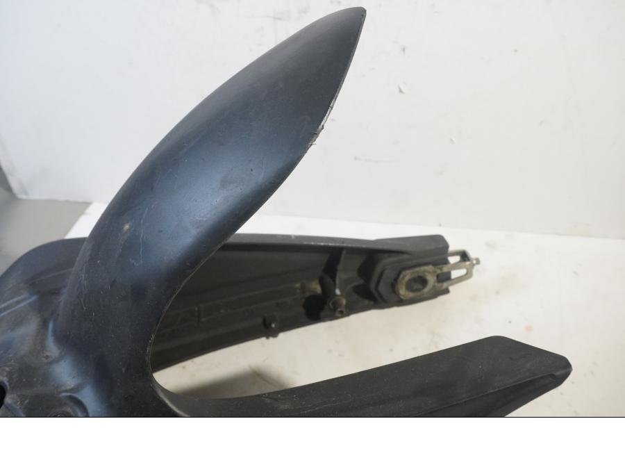 Vänster sida på Sving från en Ducati Monster 696 -2008 motorcykel.