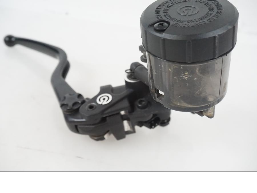 Snett uppifrån på Bromshuvudcylinder från en H-D Adventure Pan America Special RA1250S -2021 motorcykel.