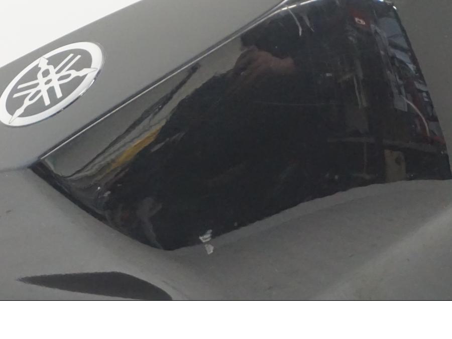 Vänster sida på Bensintankskåpa från en Yamaha YZF-R 125 -2008 motorcykel.