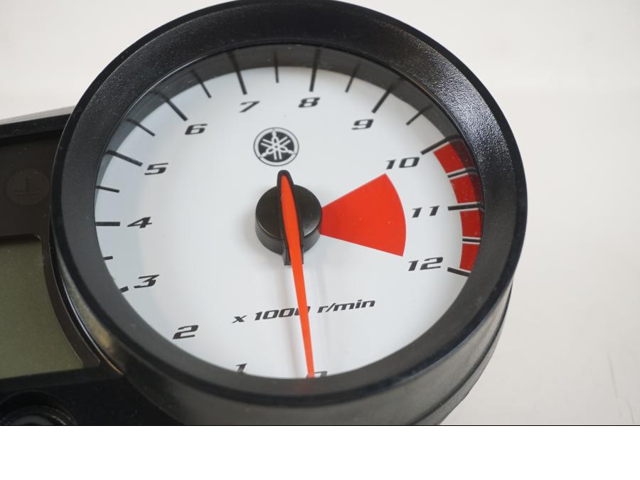 Snett nerifrÄn pÄ Instrumentpanel frÄn en Yamaha YZF-R 125 -2012 motorcykel.