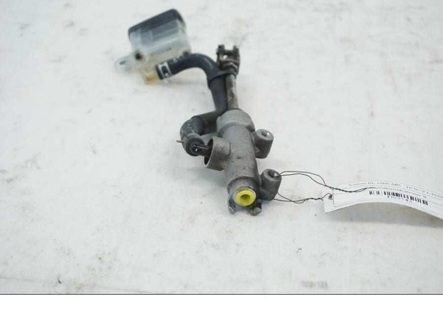 Höger sida pÄ Bromshuvudcylinder frÄn en Suzuki DL 1000 -2016 motorcykel.