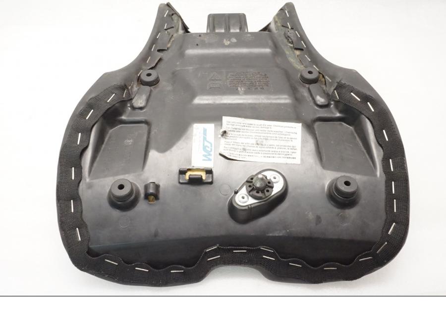 Vänster sida på Sadel från en Triumph Daytona 675 -2008 motorcykel.