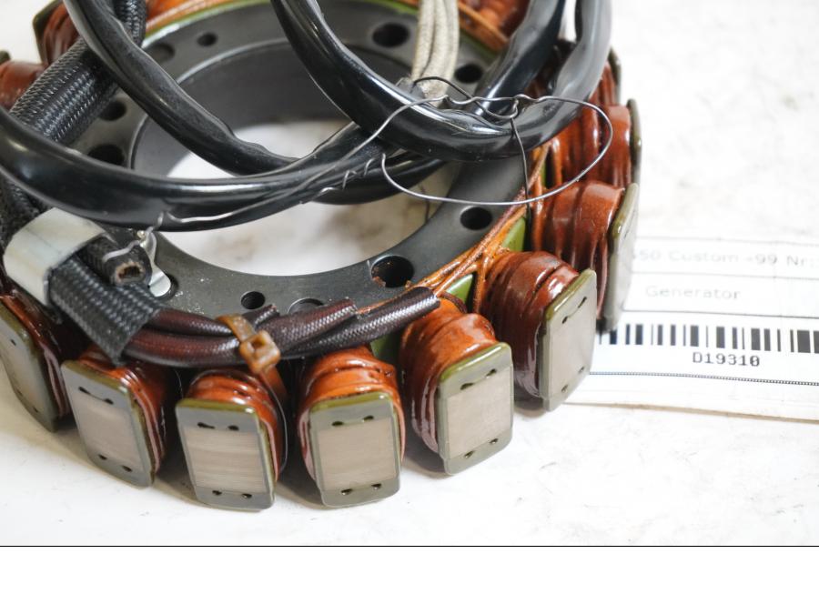 Baksidan på Generator från en Yamaha XVS 650 -1999 motorcykel.