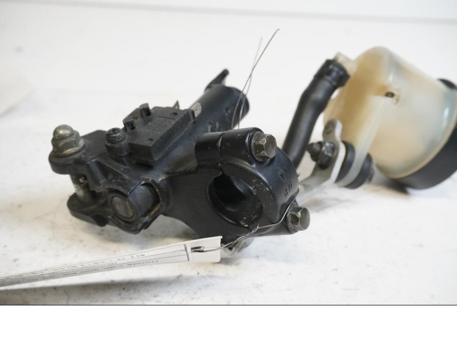 Höger sida på Bromshuvudcylinder från en Honda CBR 900 RR -1999 motorcykel.