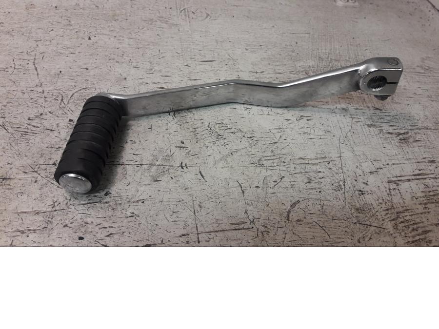 Baksidan på Växelpedal från en Suzuki VZ 1600 -2005 motorcykel.