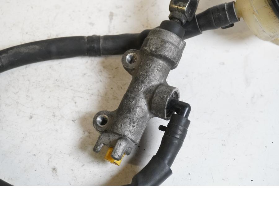 Baksidan på <p>Bromshuvudcylinder bak från Kawasaki ER-6N ABS 2010.</p>
<p>Okej skick.</p> motorcykel.