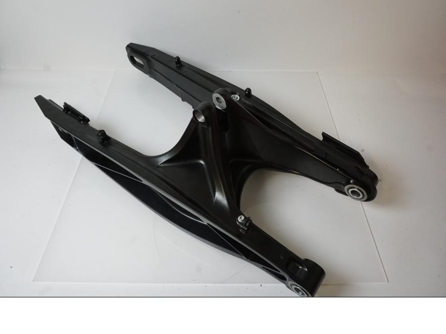 Baksidan på Sving från en KTM 790 Duke -2020 motorcykel.