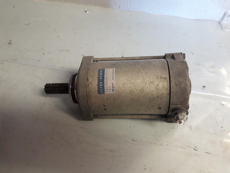 Framsidan på Startmotor från en Suzuki DL 1000 -2018 motorcykel.