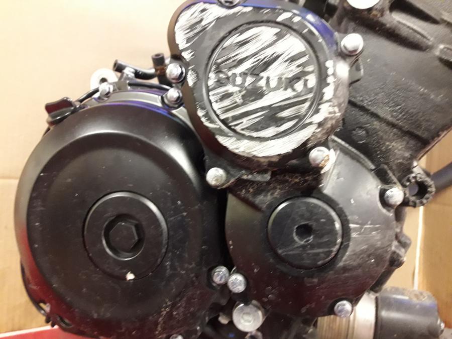 Snett nerifrån på Motor från en Suzuki GSX-S 1000 -2018 motorcykel.