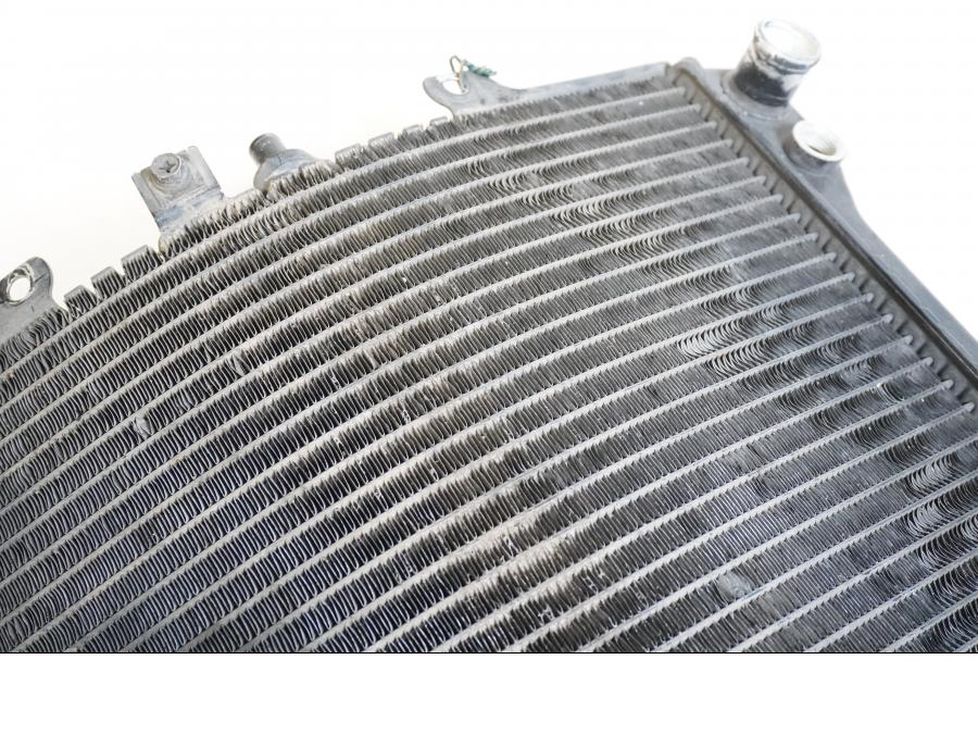 Snett nerifrån på Vattenkyl från en Kawasaki ZZR 1100 -1991 motorcykel.