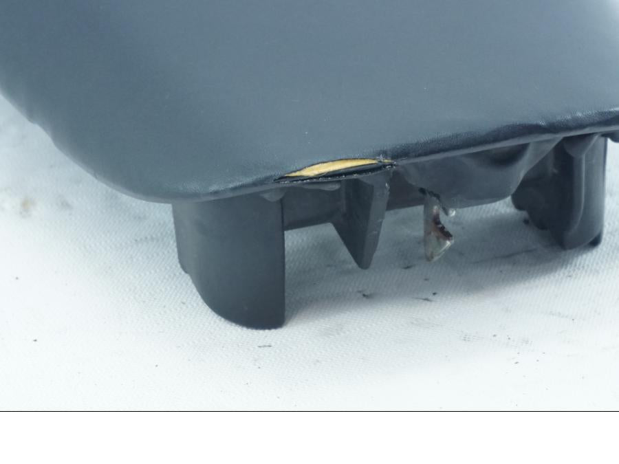 Höger sida på Sadel från en Honda CBR 900 RR -1998 motorcykel.