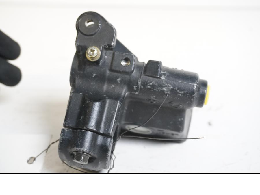 Vänster sida på Bromshuvudcylinder från en Suzuki GSF 600 -2000 motorcykel.