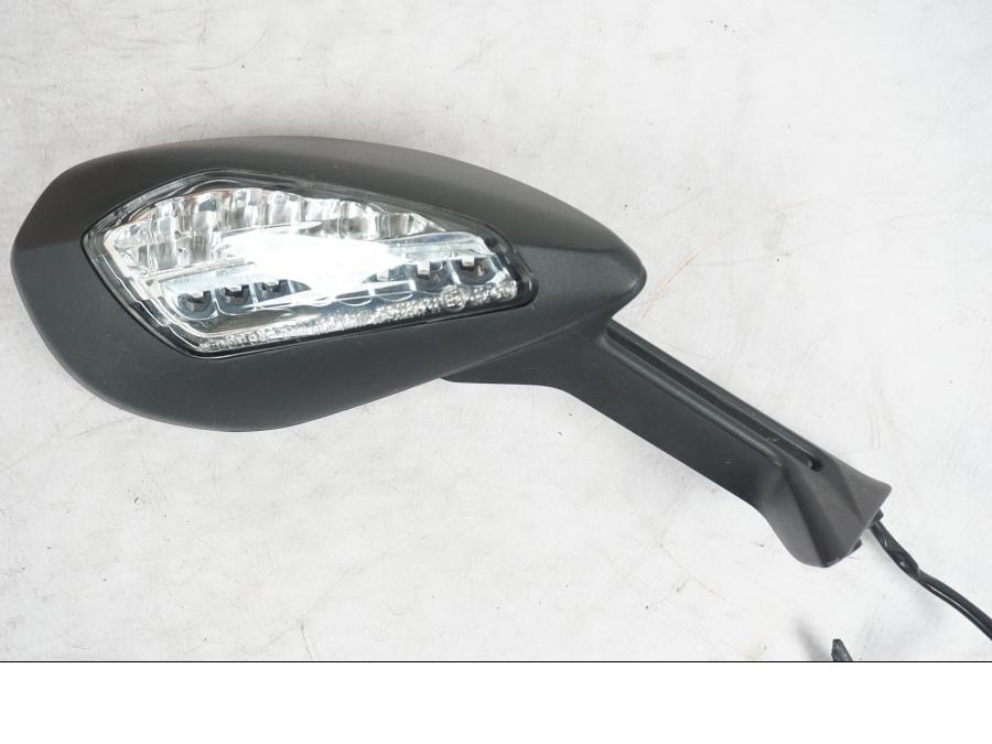 Snett nerifrån på Backspegel från en Ducati 1199 Panigale -2012 motorcykel.