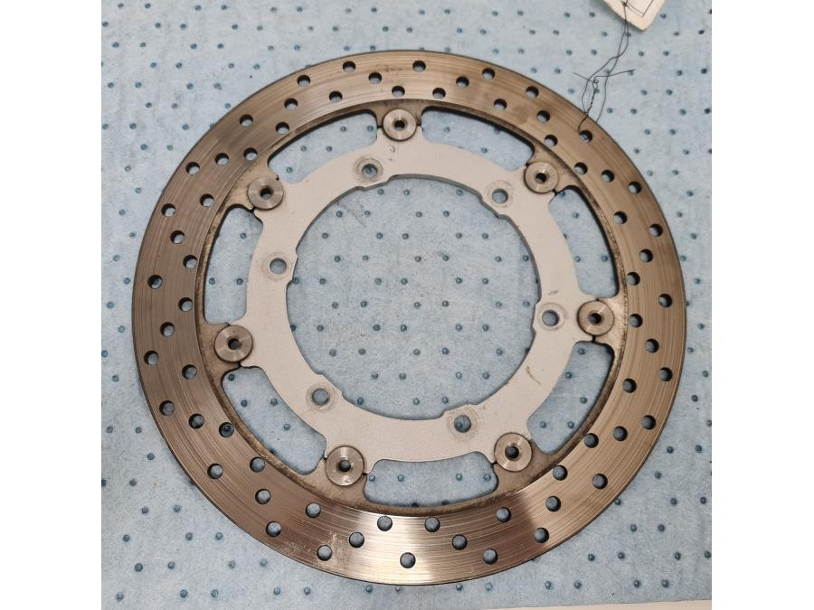 Baksidan på Bromsskiva från en Yamaha XVS 1300 -2008 motorcykel.