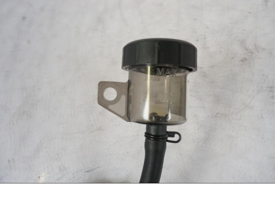 Snett uppifrån på Bromshuvudcylinder från en KTM 1290 Super Duke R -2023 motorcykel.