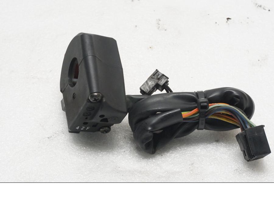 Baksidan på Styrelreglage från en Suzuki SV 650 -2006 motorcykel.