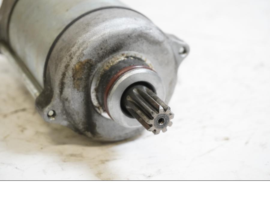 Baksidan på Startmotor från en Aprilia Tuono V4R -2018 motorcykel.