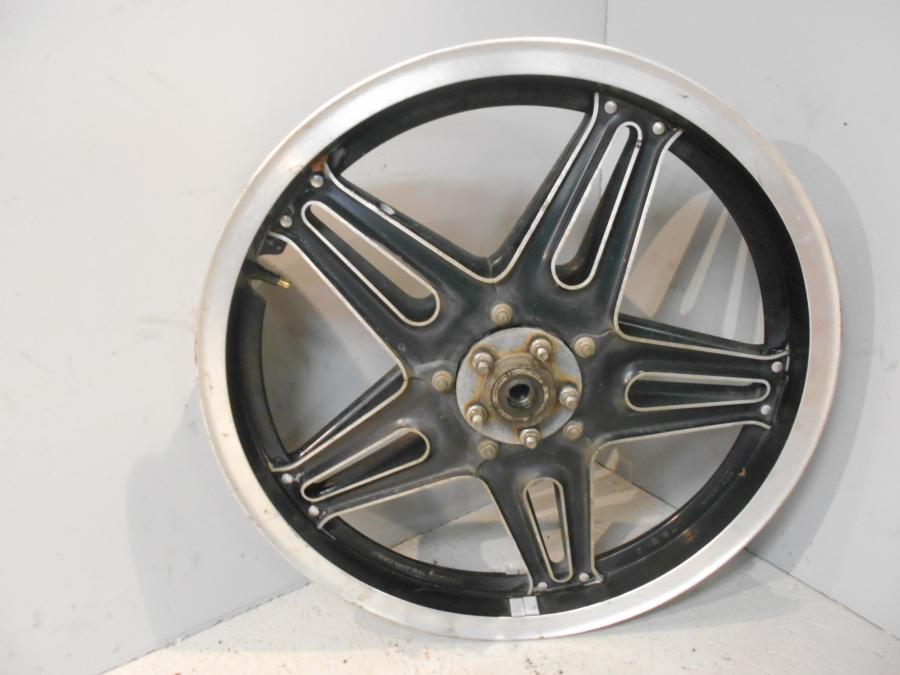 Baksidan på Fälg från en Honda GL 500 -1982 motorcykel.