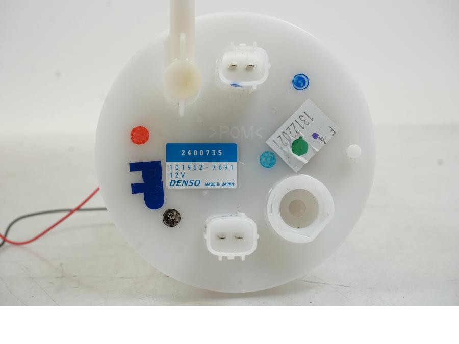 Snett nerifrån på Bensinpump insprut från en Triumph Speed Triple -2021 motorcykel.