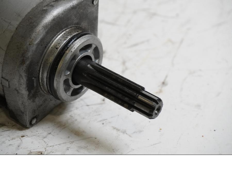 Baksidan på Startmotor från en Suzuki SV 1000 -2004 motorcykel.