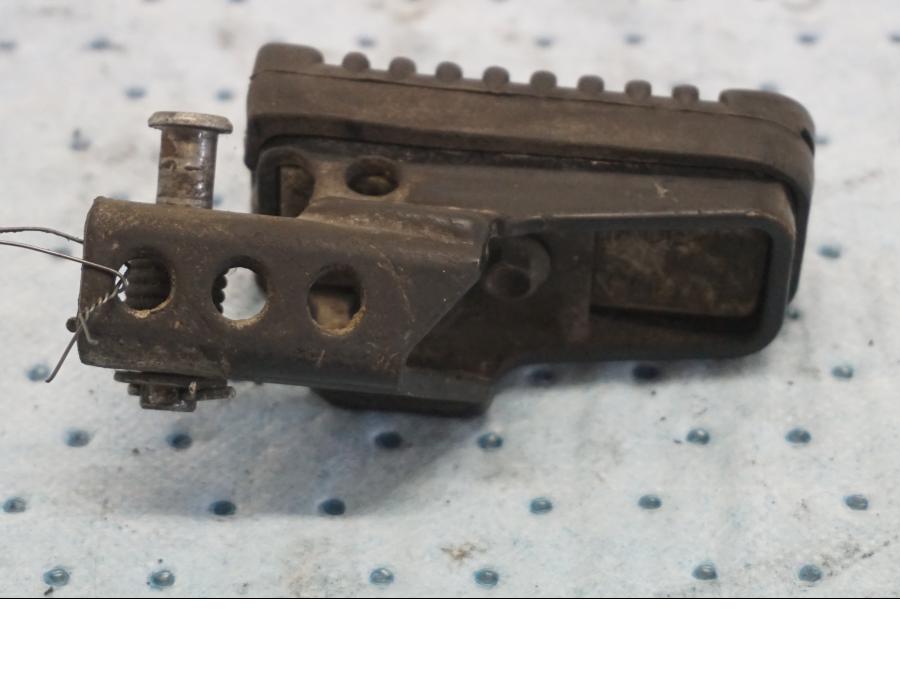 Baksidan på Fotpinne från en BMW F 650 ST -1999 motorcykel.