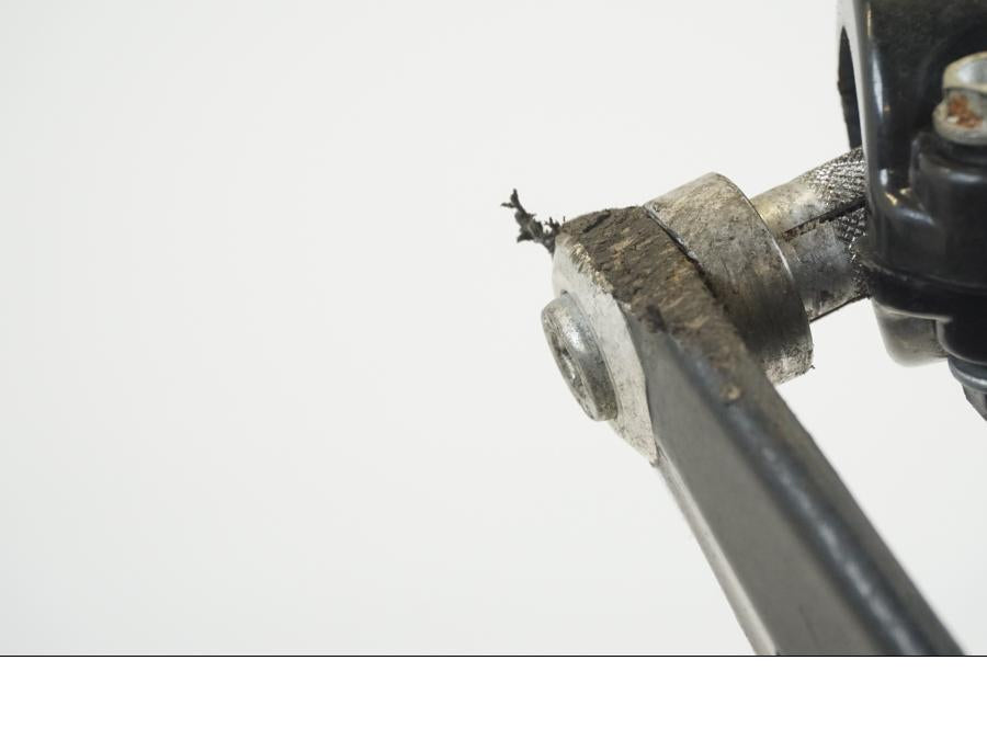 Snett nerifrån på Handskydd från en KTM 640 LC4 SM -2005 motorcykel.