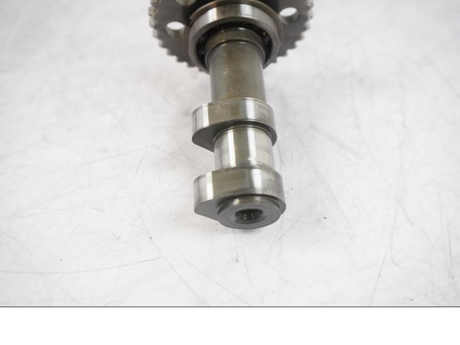 Snett uppifrån på Kamaxel från en KTM 125 Duke -2017 motorcykel.