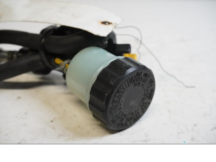 Höger sida pÄ Bromshuvudcylinder frÄn en Yamaha TDM 900 -2008 motorcykel.