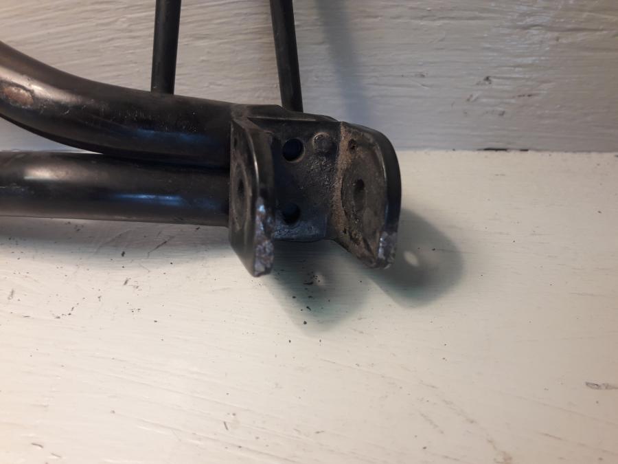 Baksidan på Fotpinnefäste från en Yamaha WR 125 -2010 motorcykel.