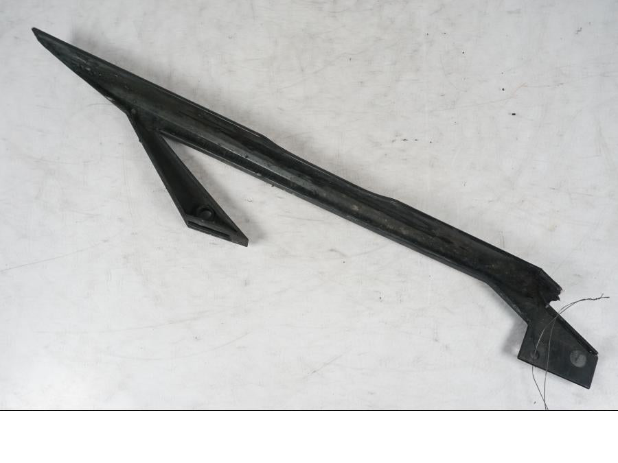 Höger sida på Kedjeskydd från en KTM 690 SM R -2009 motorcykel.