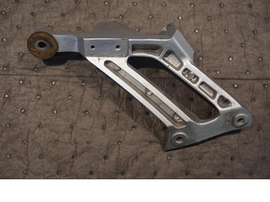 Baksidan på Fotpinnefäste från en Yamaha FJR 1300 -2004 motorcykel.