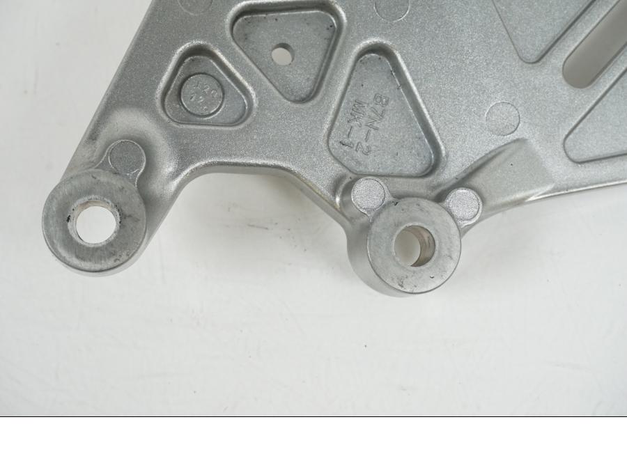 Höger sida på Fotpinnefäste från en Yamaha MT-09 Tracer -2021 motorcykel.