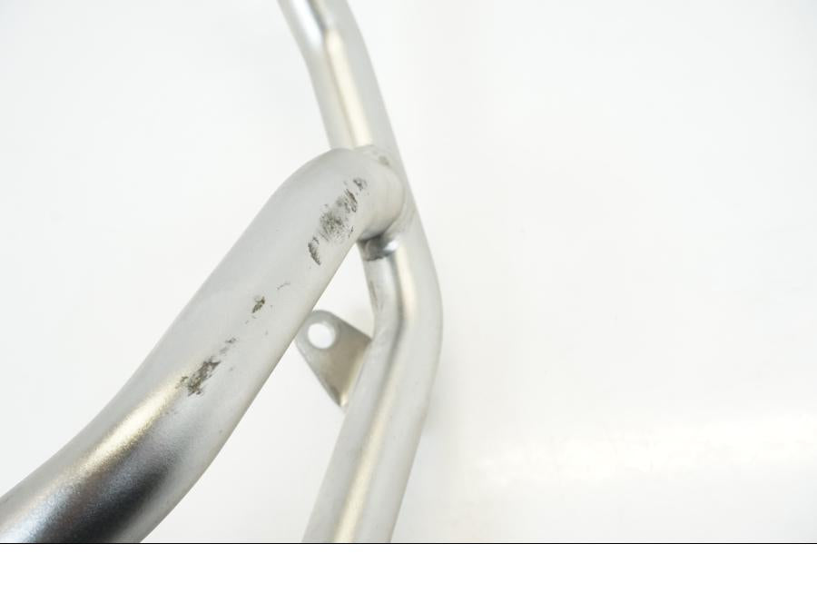 VÀnster sida pÄ MotorskyddsbÄge frÄn en BMW F900R -2021 motorcykel.