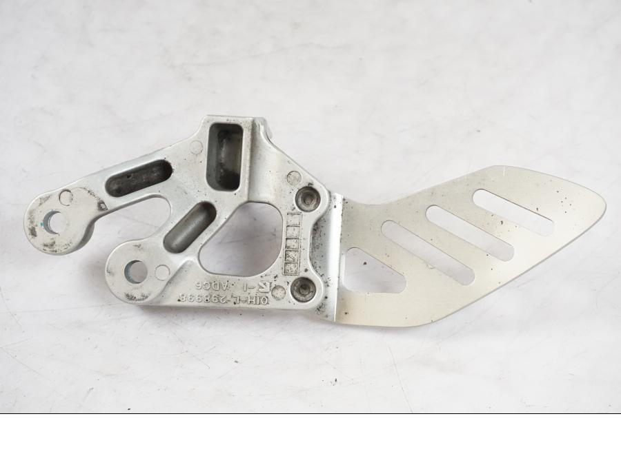 Snett uppifrån på Fotpinnefäste från en Suzuki GSX-R 750 -2006 motorcykel.