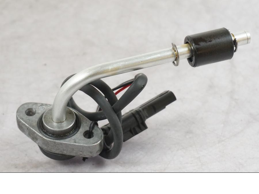 Snett nerifrån på Oljenivågivare från en BMW K 1600 GTL -2015 motorcykel.