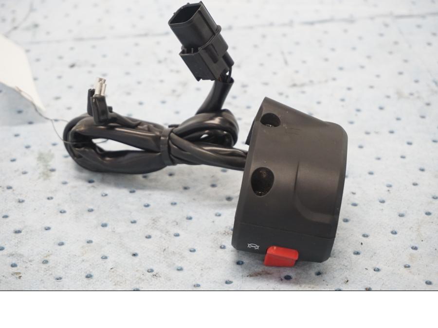 Baksidan på Styrelreglage från en Kawasaki Z 650 ABS -2020 motorcykel.