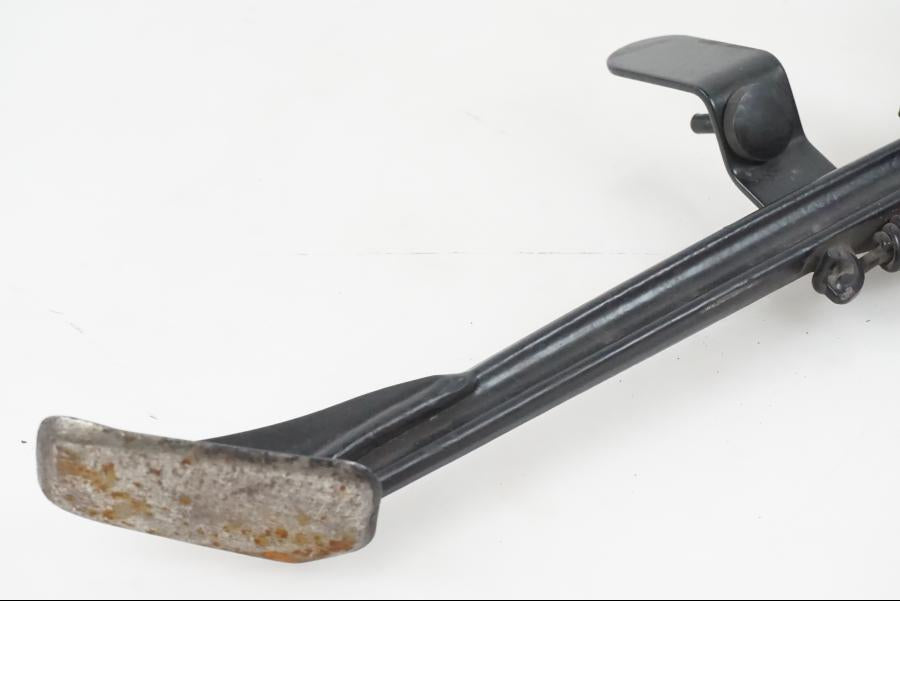 Vänster sida på Sidostöd från en H-D Adventure Pan America Special RA1250S -2021 motorcykel.