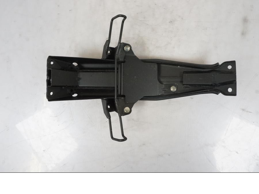 Snett nerifrån på Bakskärmstag från en Kawasaki Z 800 -2014 motorcykel.