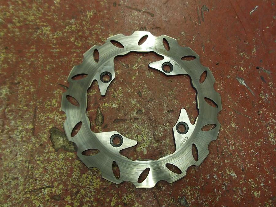 Framsidan på Bromsskiva från en Honda CBR 900 RR -2000 motorcykel.