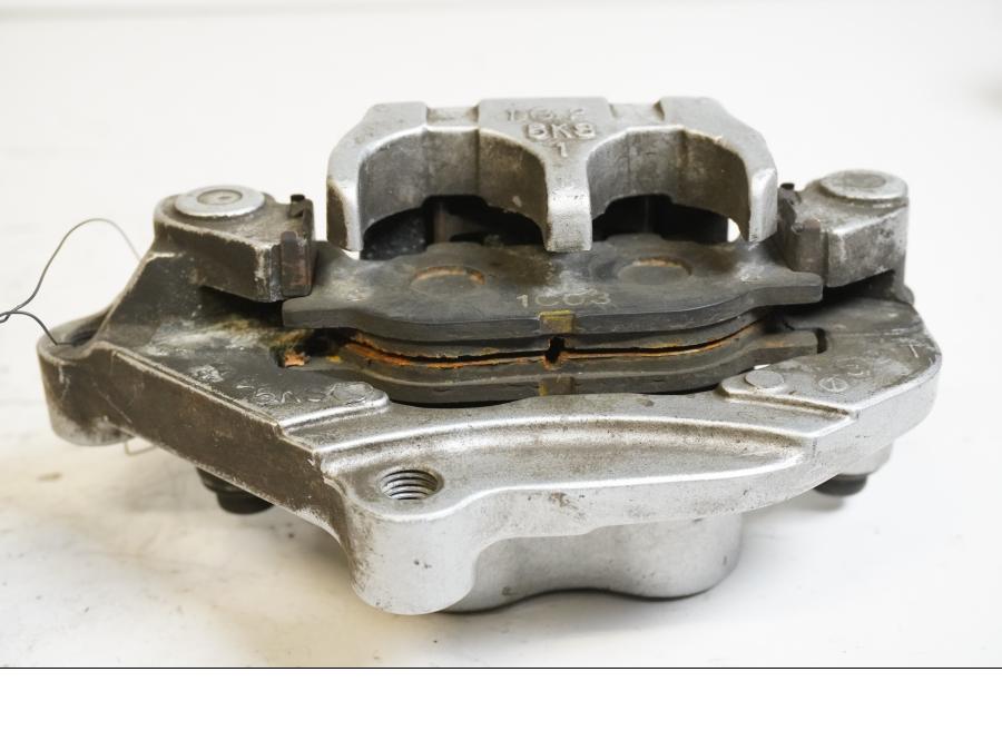 Höger sida på Bromsok från en Yamaha XVS 1100 -2001 motorcykel.