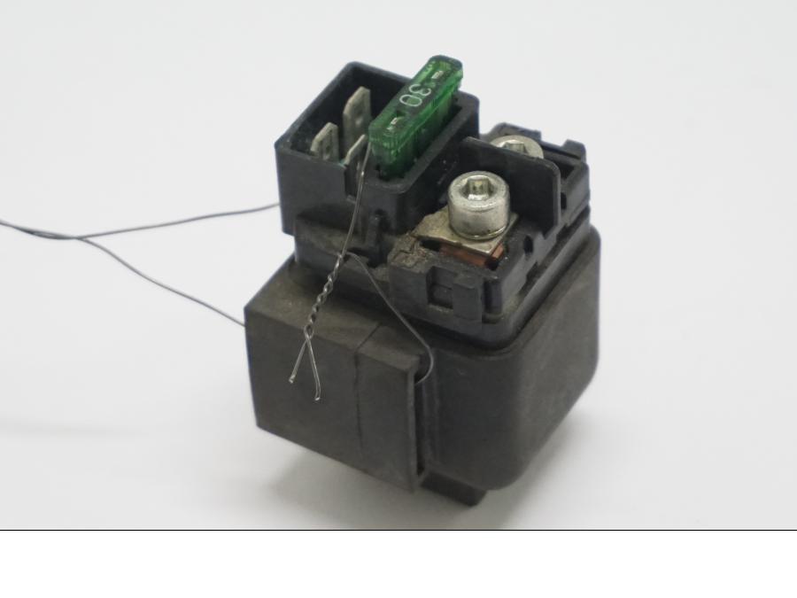 Framsidan på Startrelä från en Honda VTR 1000 F -2005 motorcykel.