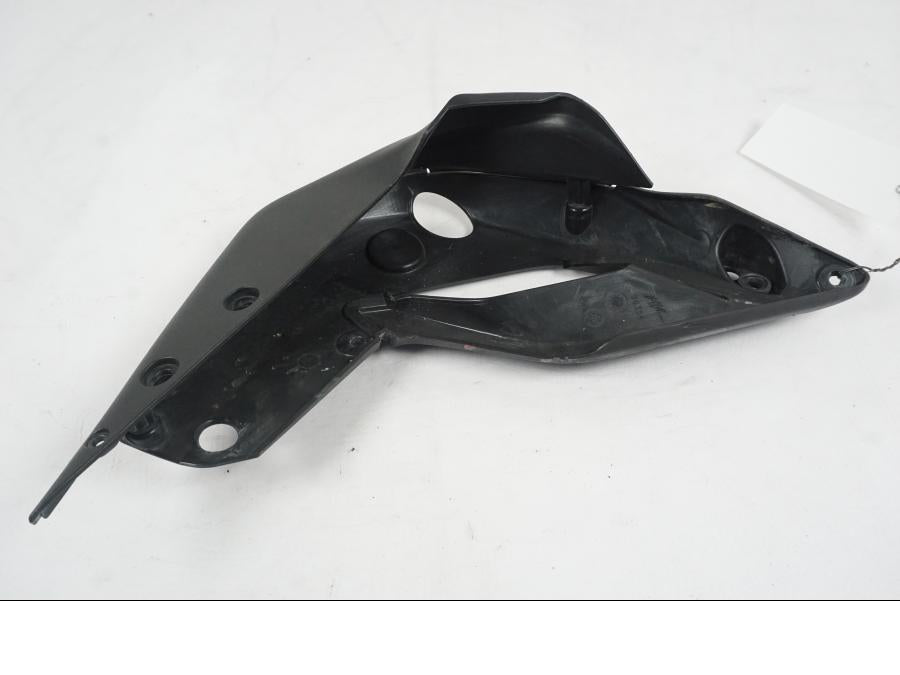 Snett uppifrån på Sidkåpa innerplast från en MV Agusta Dragster -2014 motorcykel.